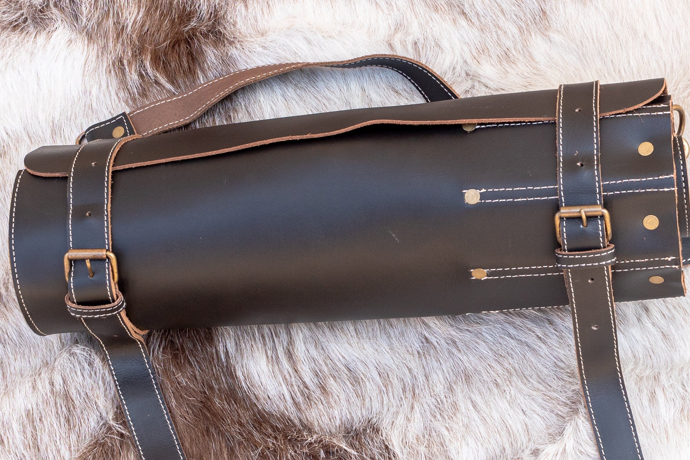 Leather knife roll, chef knife case in genuine leather, easy to carry and light weight.