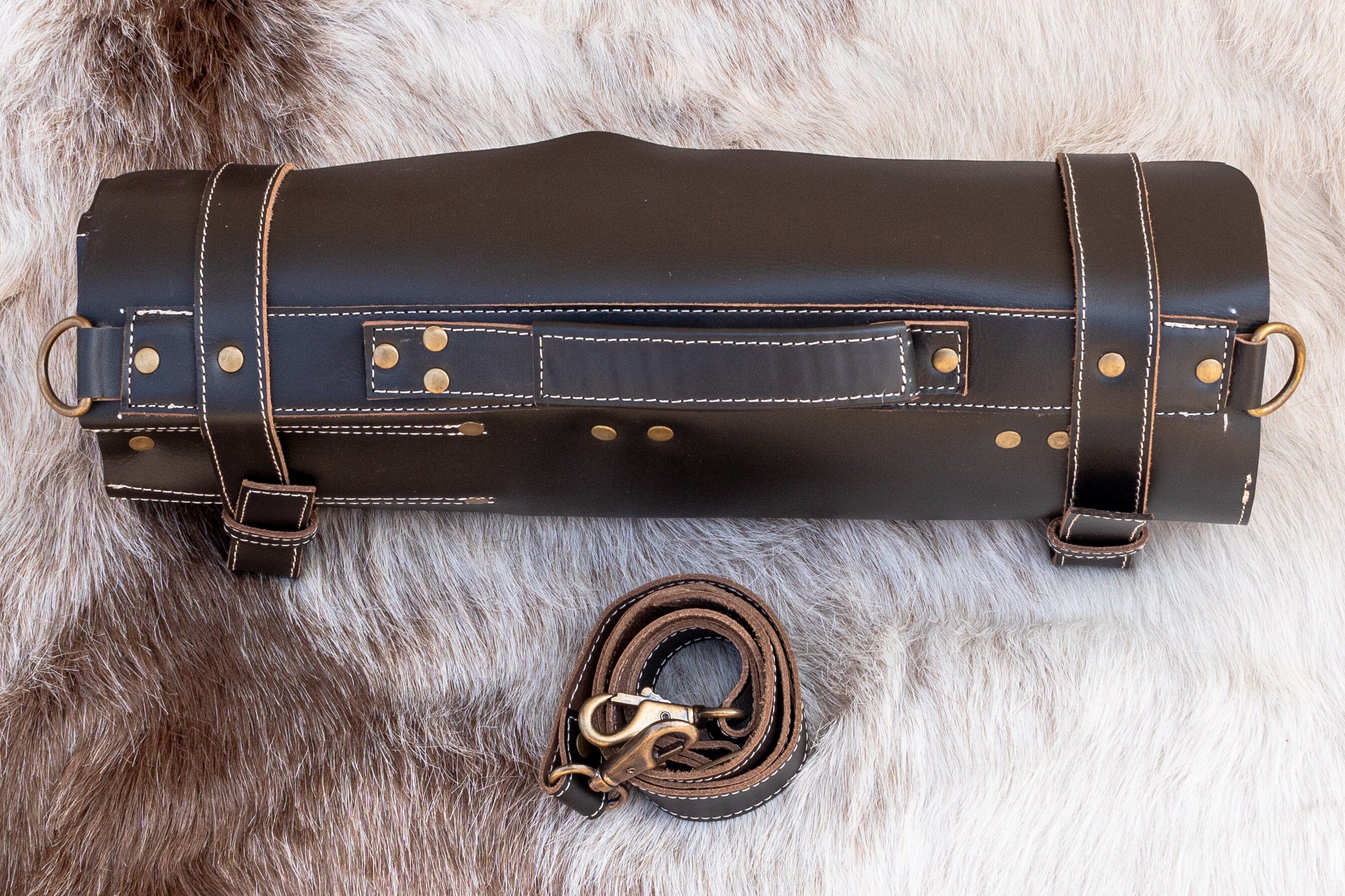 Leather knife roll, chef knife case in genuine leather, easy to carry and light weight.