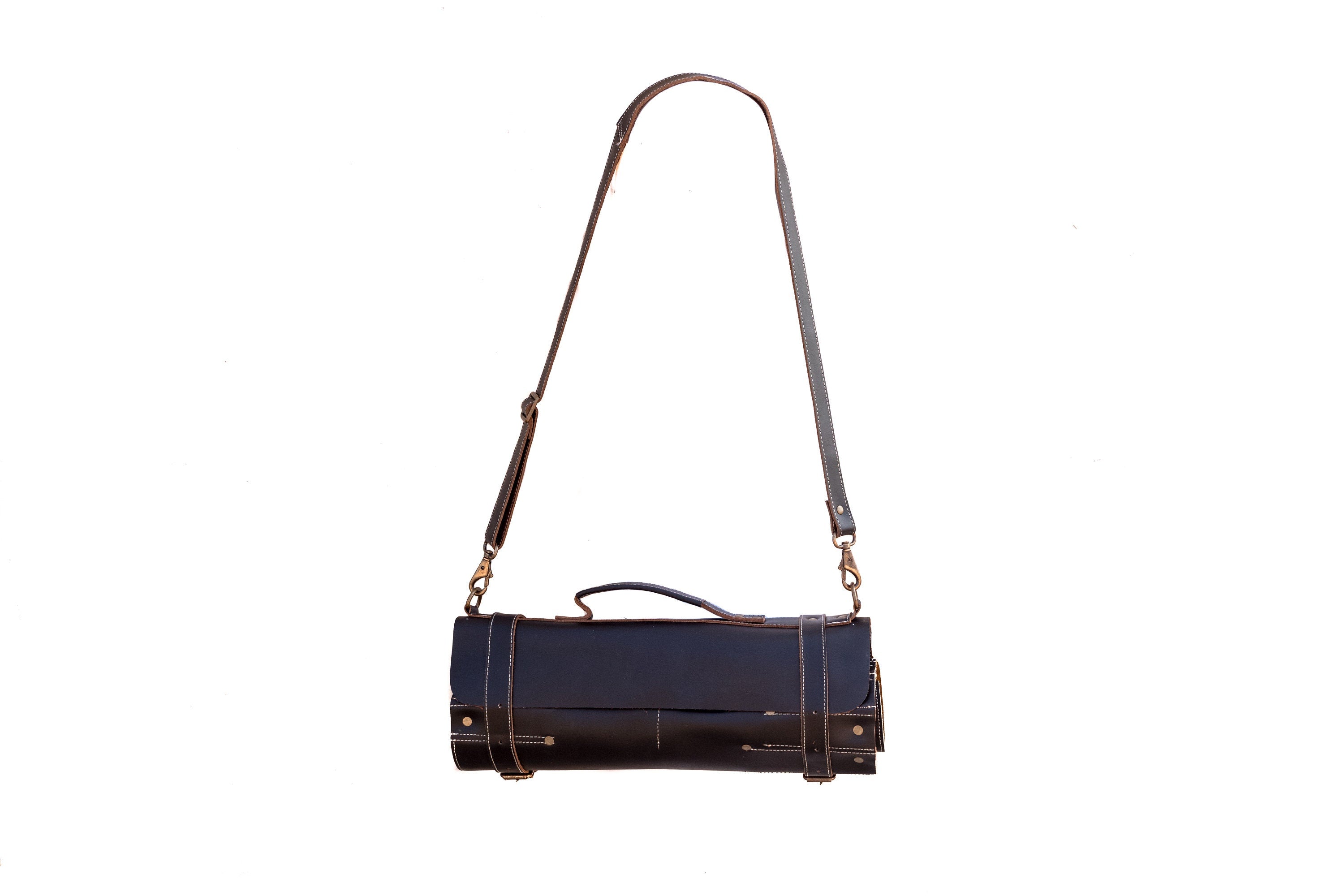 Leather knife roll, chef knife case in genuine leather, easy to carry and light weight.
