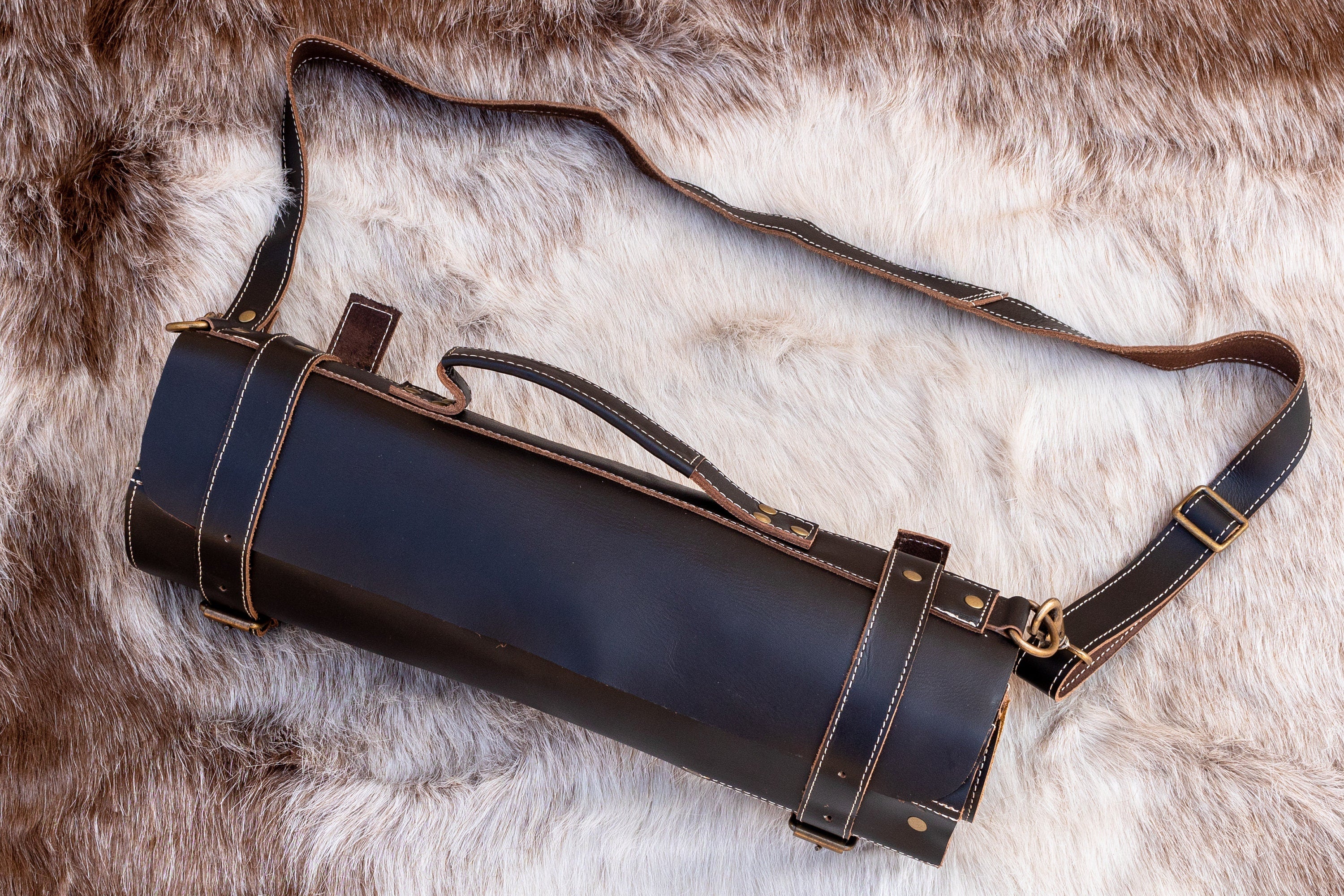 Leather knife roll, chef knife case in genuine leather, easy to carry and light weight.