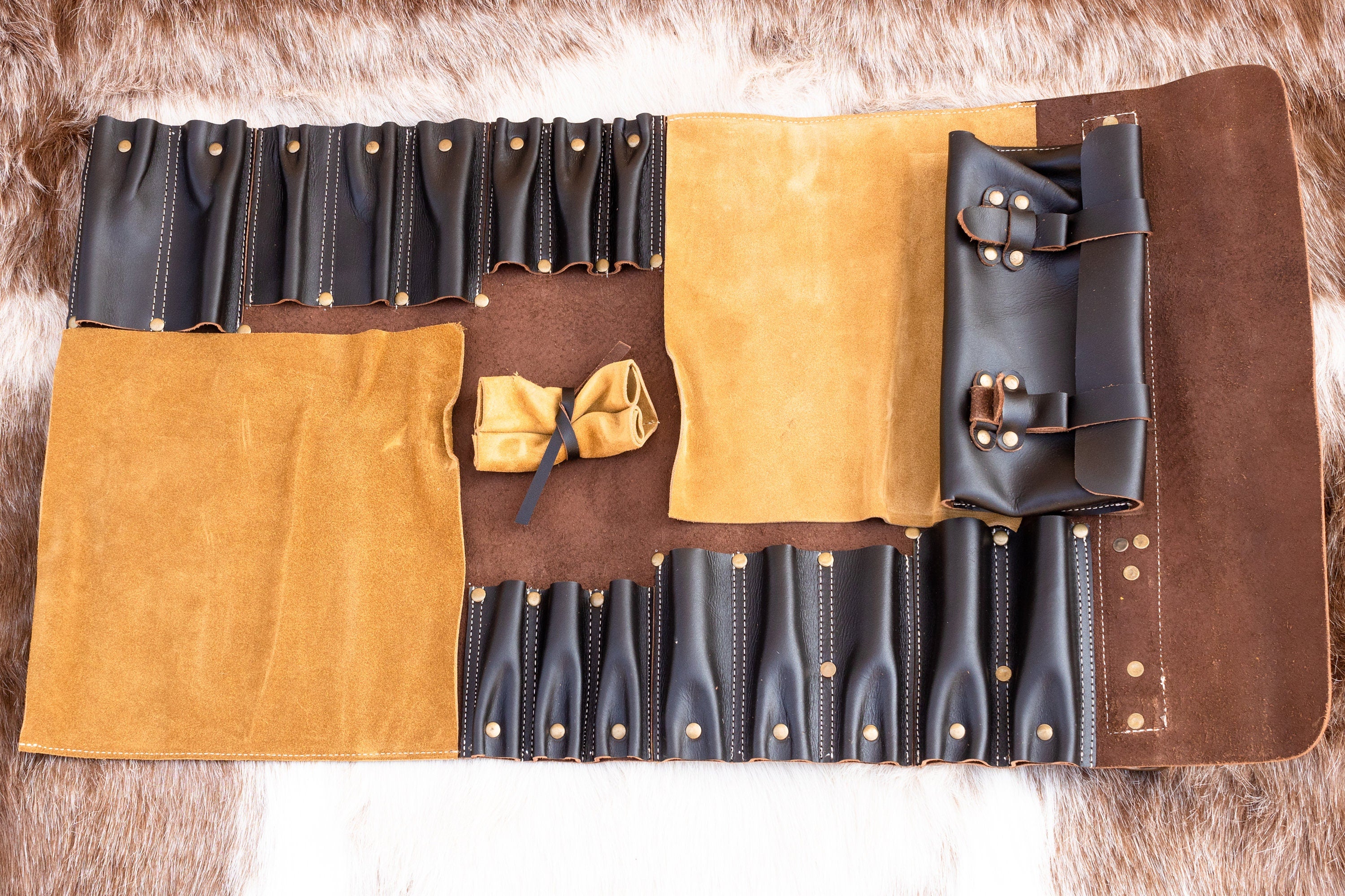 Leather knife roll, chef knife case in genuine leather, easy to carry and light weight.