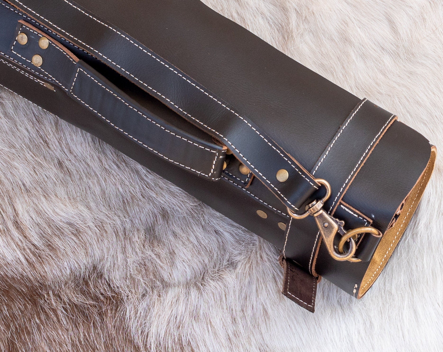 Leather knife roll, chef knife case in genuine leather, easy to carry and light weight.