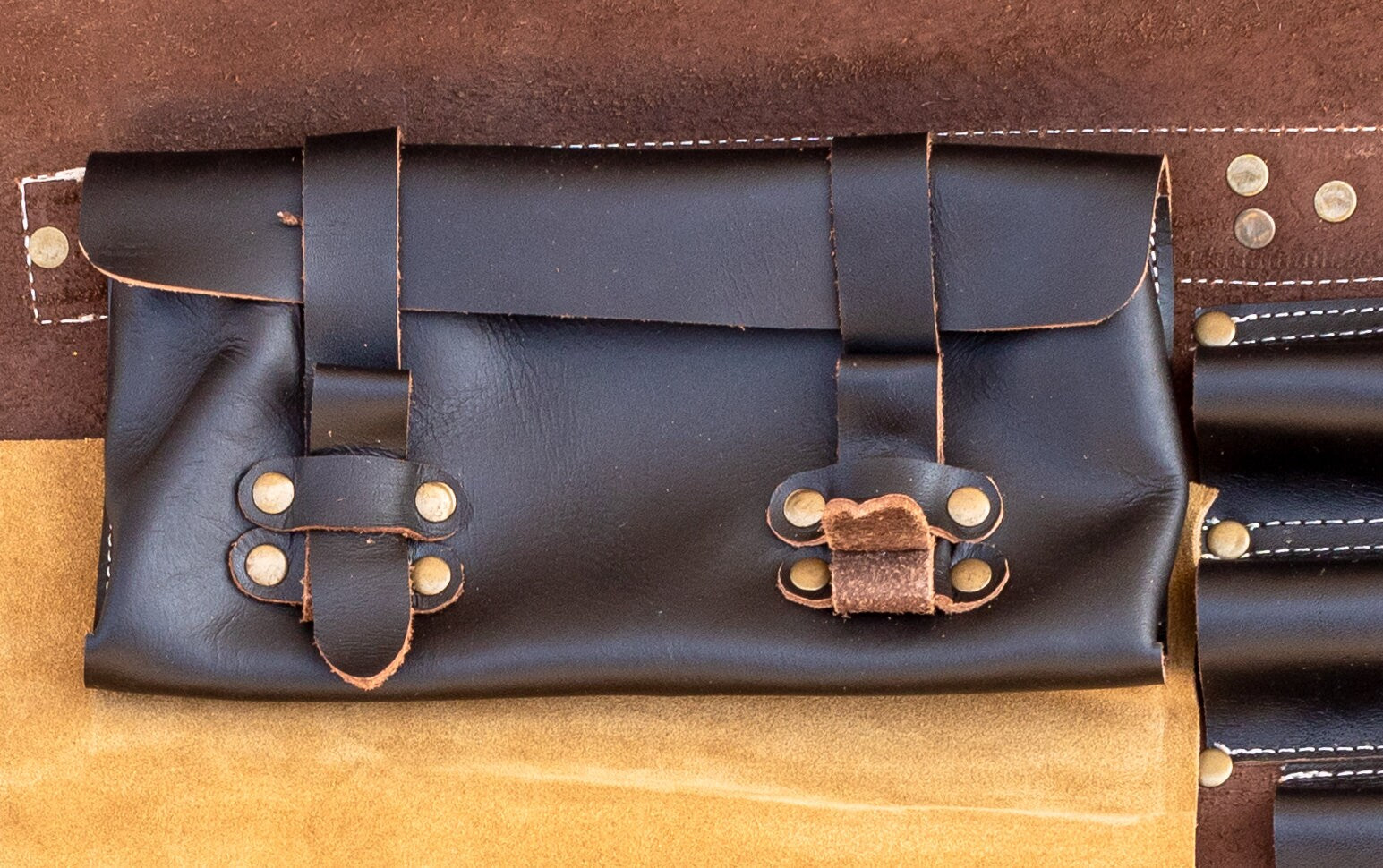 Leather knife roll, chef knife case in genuine leather, easy to carry and light weight.